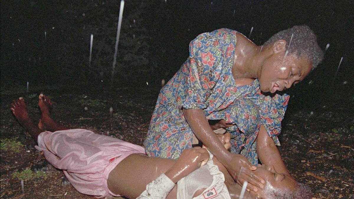 Konflikten mellan hutuerna och tutsierna var hemsk och krävde många offer. Här är en mamma som försöker rädda sin dotters liv. Rwanda 1994.
